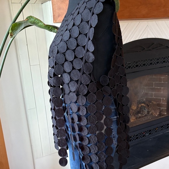 Black Circular Pattern Top - Picture 8 of 9